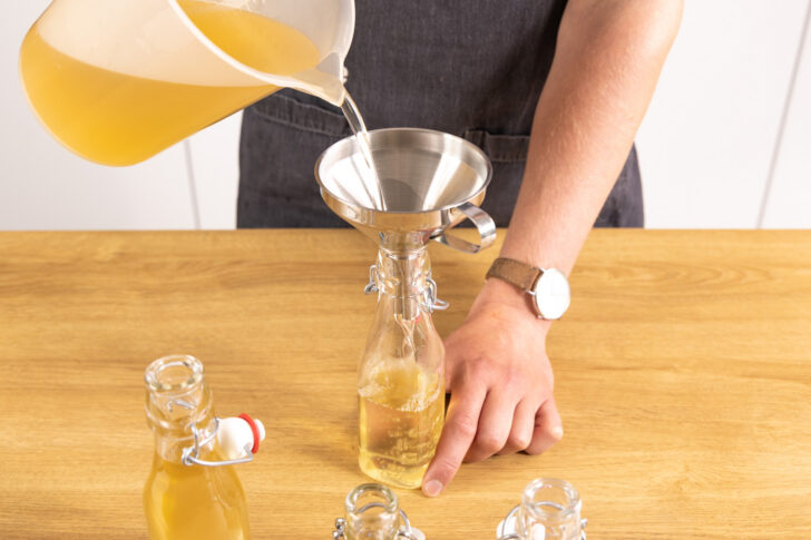 Holunderblütensirup in Flaschen abfüllen