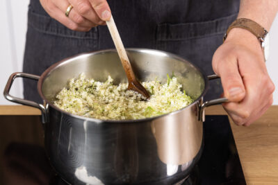 Holunderblüten aufkochen