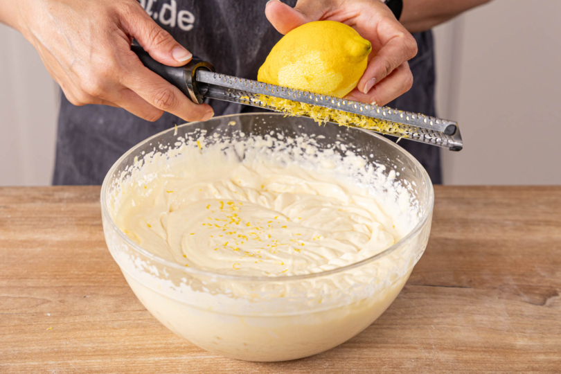 Quarkmasse mit Zitronenabrieb verfeinern