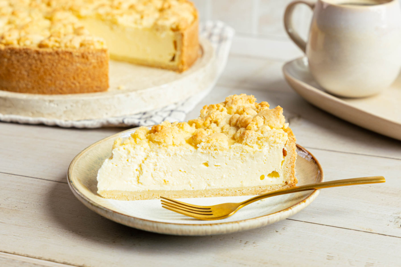 Ein Stück Käsekuchen mit Streusel