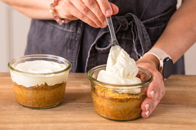 Frosting in die Gläser füllen