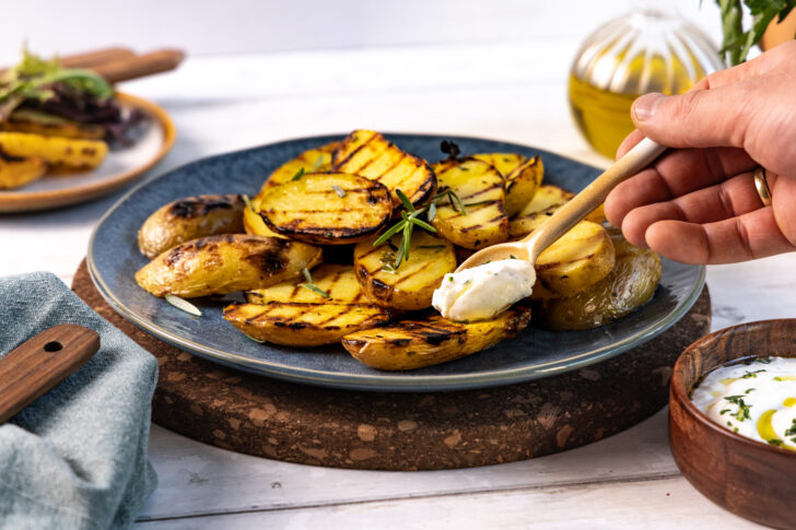 Dip auf gegrillte Kartoffeln geben