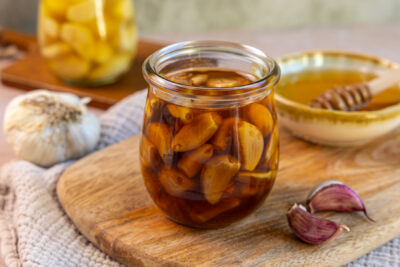 Knoblauch fermentieren mit Honig