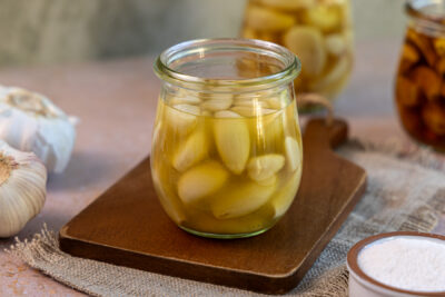 Knoblauch fermentieren mit Salz