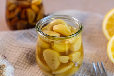 Knoblauch fermentieren mit frischer Zitrone