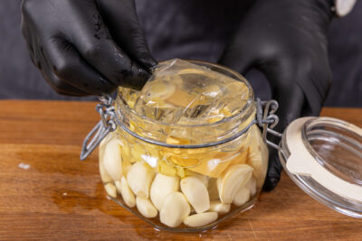 Knoblauch im Glas beschweren