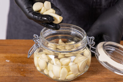 Knoblauch ins Glas füllen