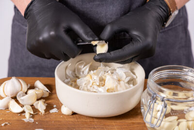 Knoblauch schälen