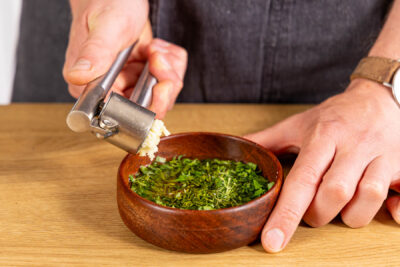 Knoblauch zur Marinade pressen