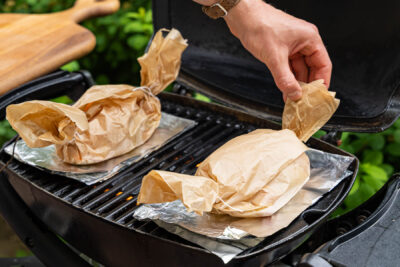 Lachs-Gemüse-Päckchen grillen