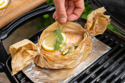 Lachs-Gemüse-Päckchen auf dem Grill