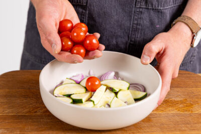 Tomaten und zucchini mit zur Zwiebel geben