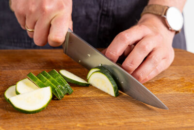 Zucchini in Scheiben schneiden