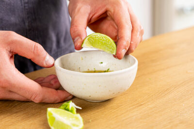Limettenabrieb und- Saft zur Marinade geben