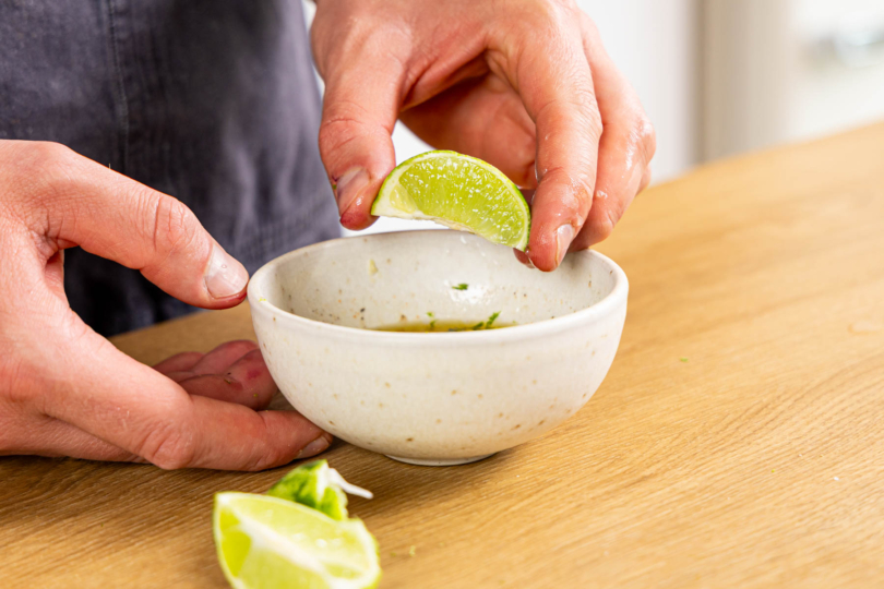 Limettenabrieb und- Saft zur Marinade geben