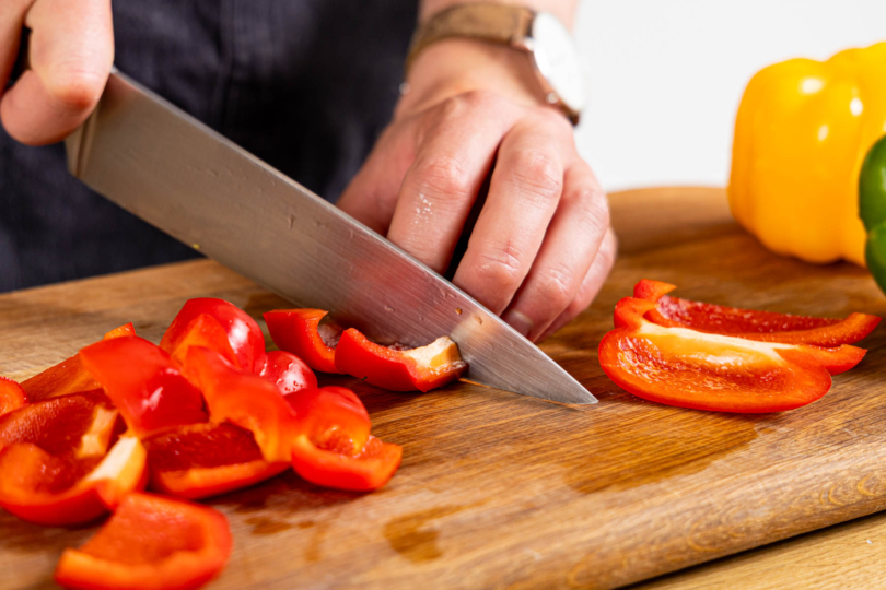 Paprika in Stücke schneiden