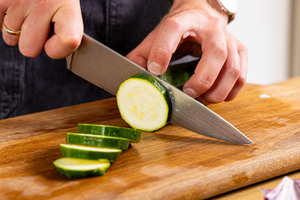 Zucchini in Scheiben schneiden