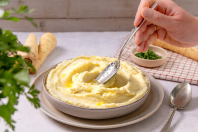 Geschmolzene Butter auf Pastinakenpüree