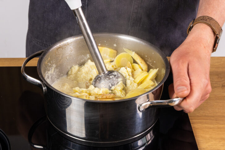 Pastinaken mit Pürierstab pürieren