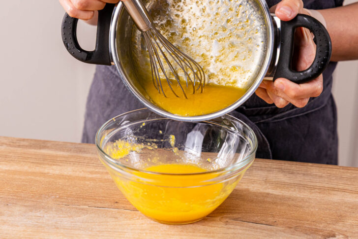 angerührte Gelatine zum restlichen Pfirsichpüree geben