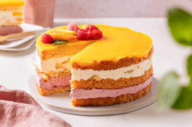 Pfirsich Melba Torte angeschnitten