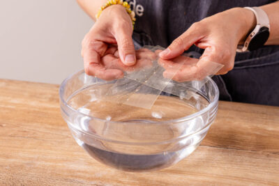 Gelatine ins Wasser geben