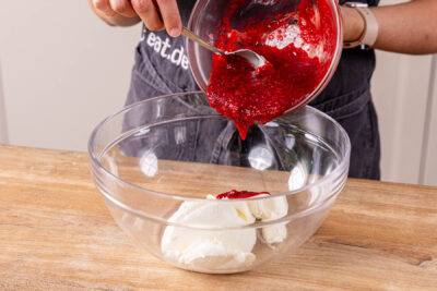 Himbeerpüree zur Mascarpone geben