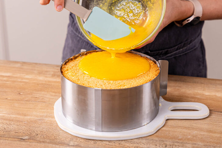 Fruchtspiegel auf Pfirsich Melba Torte gießen