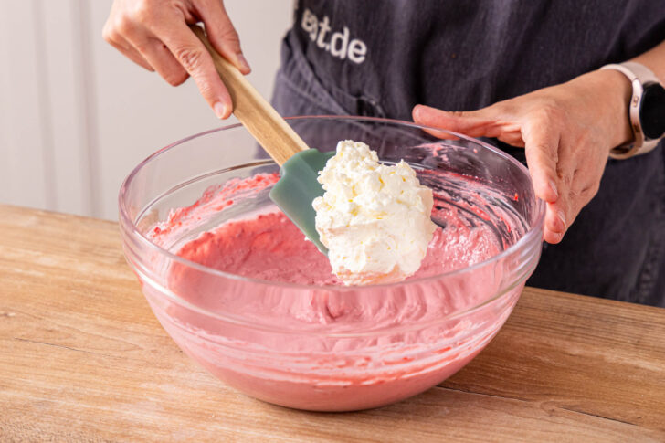Schlagsahne zur Himbeer-Mascarpone geben