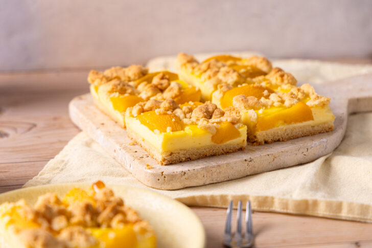 Pfirsichkuchen mit Pudding und Streusel