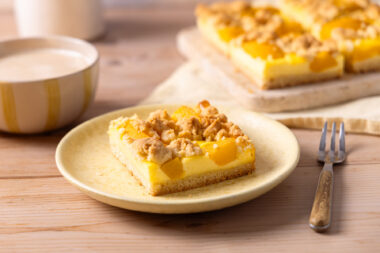 Ein Stück Pfirsichkuchen mit Pudding