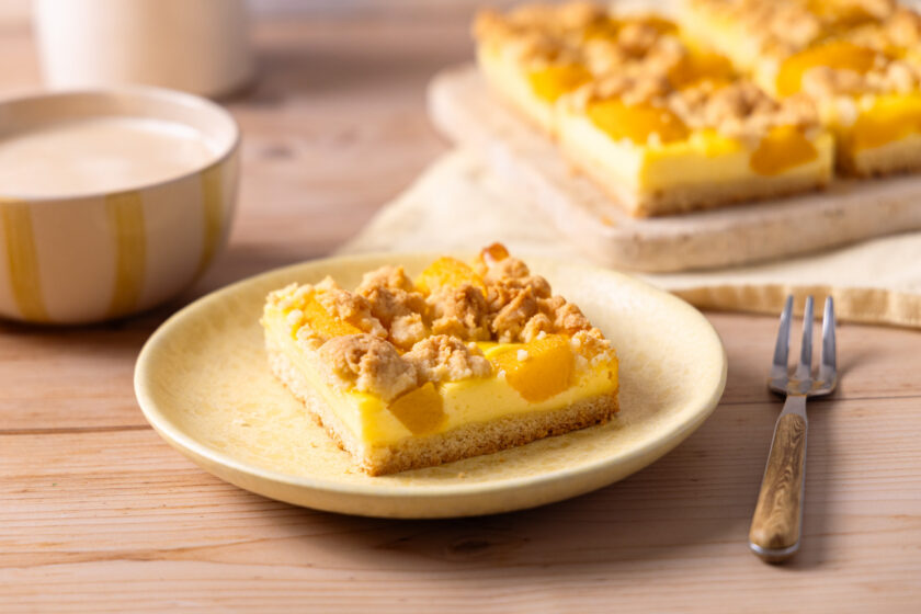 Ein Stück Pfirsichkuchen mit Pudding