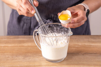 Puddingpulver und Eigelb dazugeben