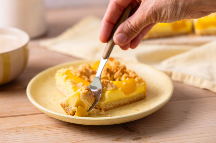 Pfirsichkuchen mit Pudding servieren