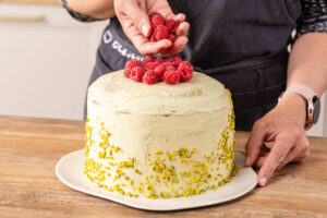 Pistazien Himbeer Torte dekorieren