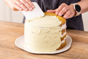 Pistazien Himbeer Torte einstreichen