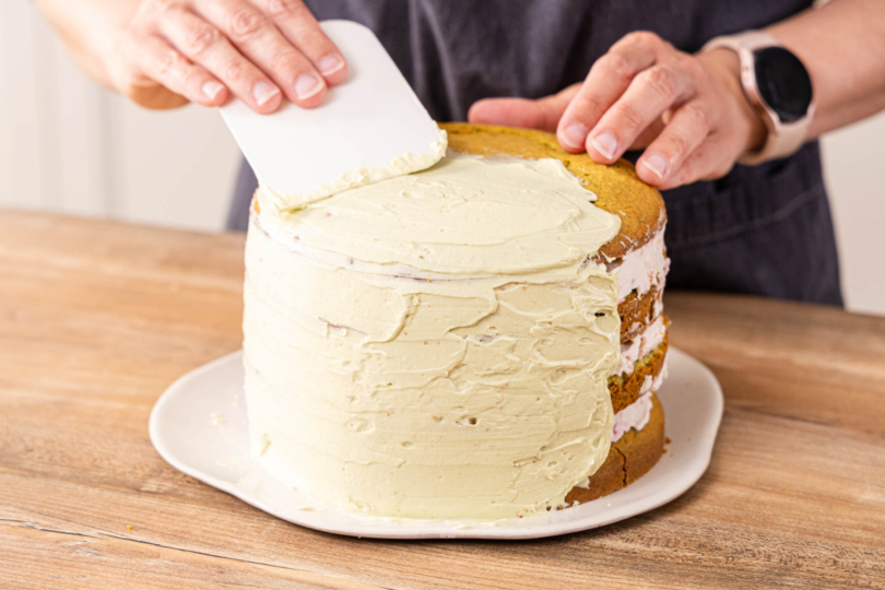 Pistazien Himbeer Torte einstreichen