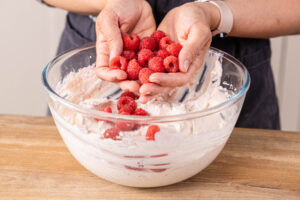 Himbeeren zur Himbeercreme geben