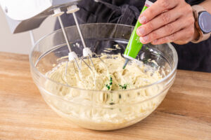 Lebensmittelfarbe in die Pistaziencreme einrühren