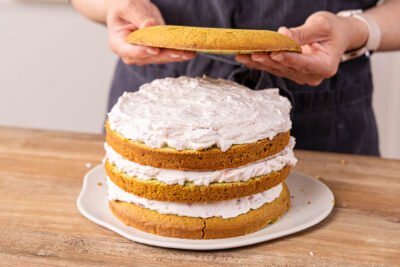 letzten Boden auf die Pistazien Himbeer Torte setzen