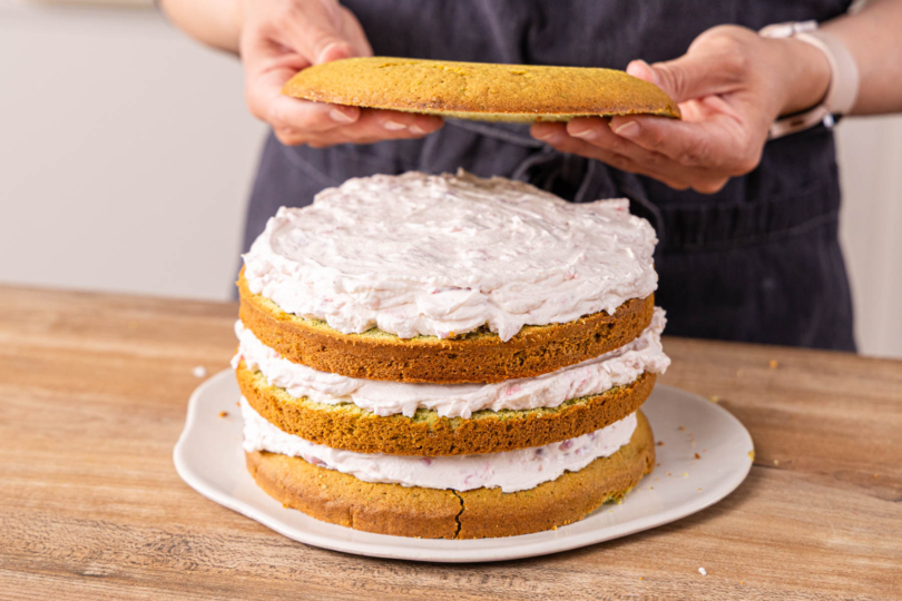 letzten Boden auf die Pistazien Himbeer Torte setzen