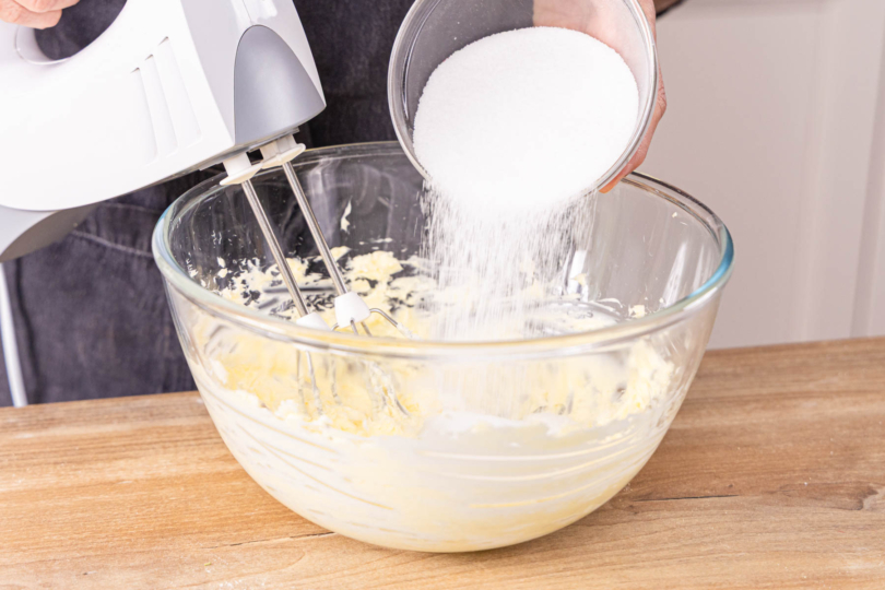 Zucker zur Butter geben