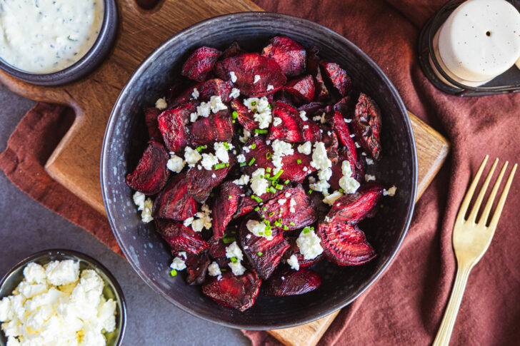 Rote Bete aus der Heißluftfritteuse mit Feta und Schnittlauch