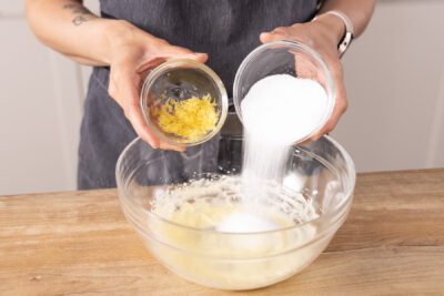 Zitronenschale, Butter und Zucker vermengen