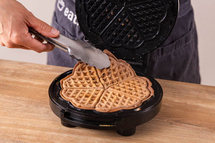 fertige Schoko Waffeln im Waffeleisen