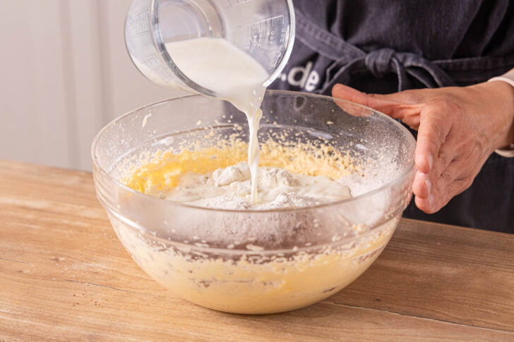 Milch zum Teig gießen