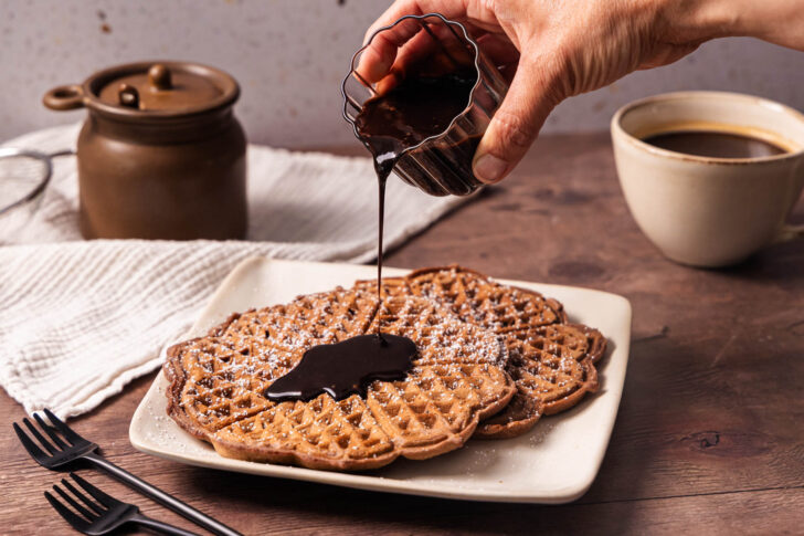 Schokosauce auf Schoko Waffeln gießen