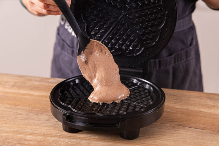 Waffelteig ins Waffeleisen geben