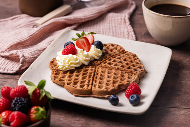 Schoko Waffeln mit Sahne und Beeren