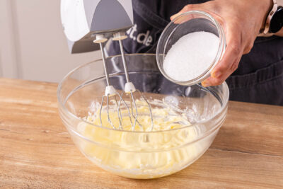 Zucker zur Butter geben